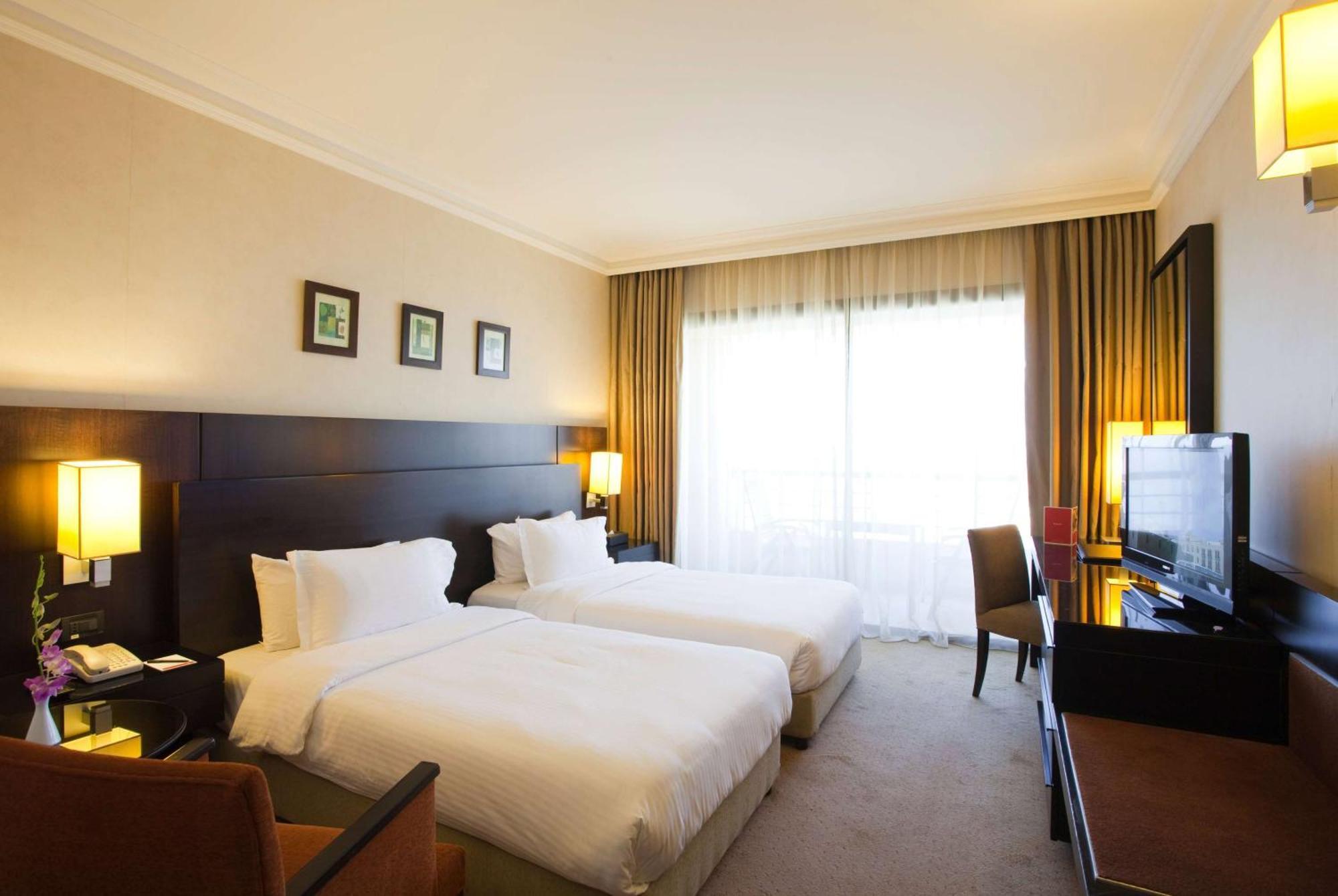 Ramada Plaza By Wyndham Beirut Raouche Hotel Buitenkant foto