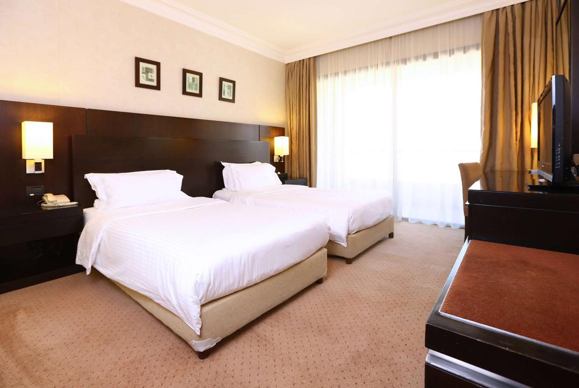 Ramada Plaza By Wyndham Beirut Raouche Hotel Buitenkant foto