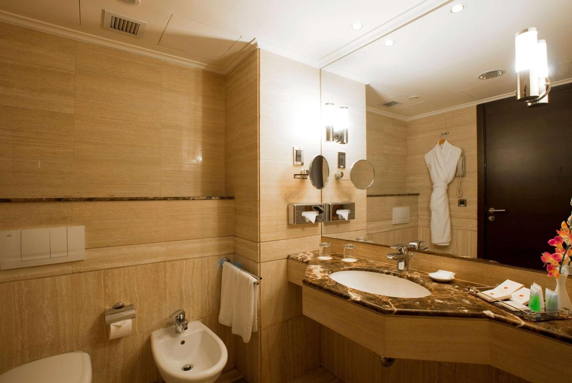 Ramada Plaza By Wyndham Beirut Raouche Hotel Buitenkant foto