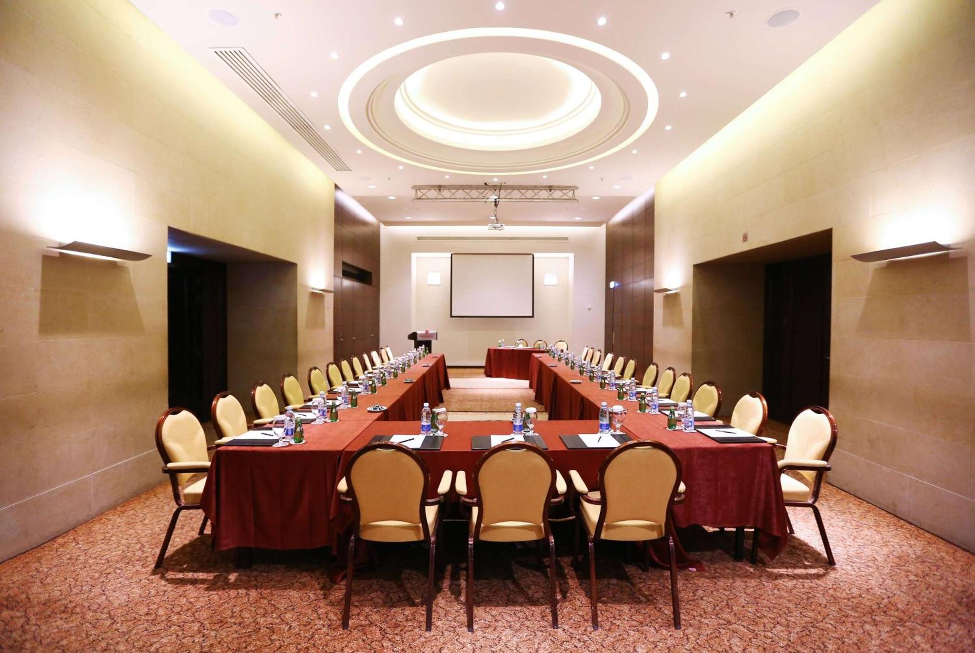 Ramada Plaza By Wyndham Beirut Raouche Hotel Buitenkant foto