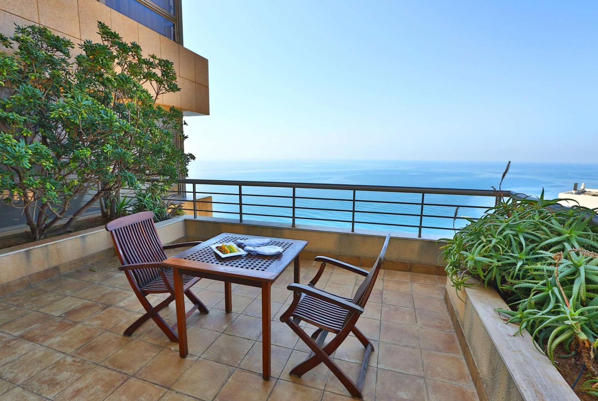 Ramada Plaza By Wyndham Beirut Raouche Hotel Buitenkant foto