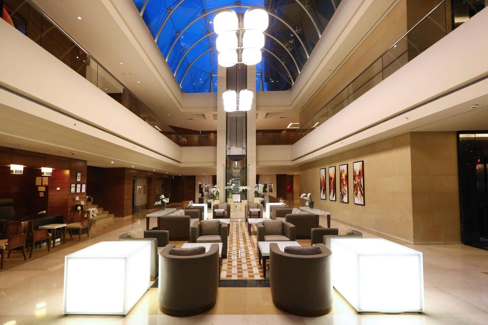 Ramada Plaza By Wyndham Beirut Raouche Hotel Buitenkant foto