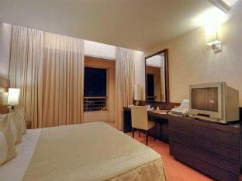 Ramada Plaza By Wyndham Beirut Raouche Hotel Buitenkant foto