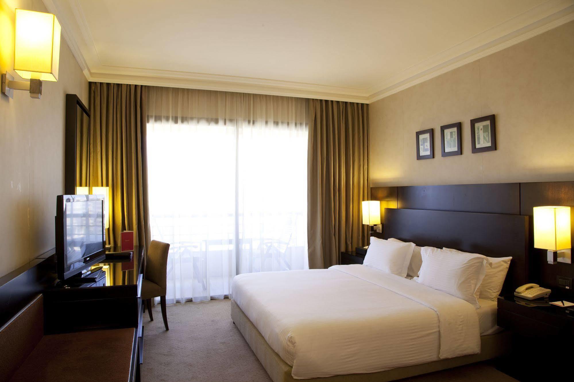 Ramada Plaza By Wyndham Beirut Raouche Hotel Buitenkant foto