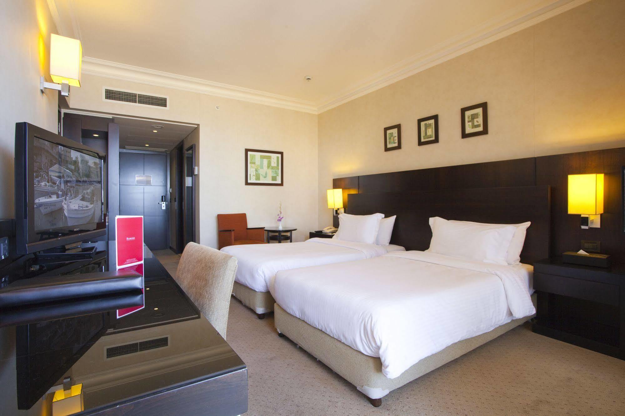 Ramada Plaza By Wyndham Beirut Raouche Hotel Buitenkant foto
