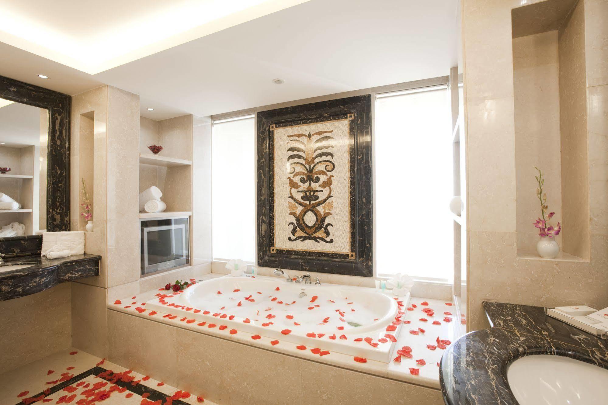 Ramada Plaza By Wyndham Beirut Raouche Hotel Buitenkant foto
