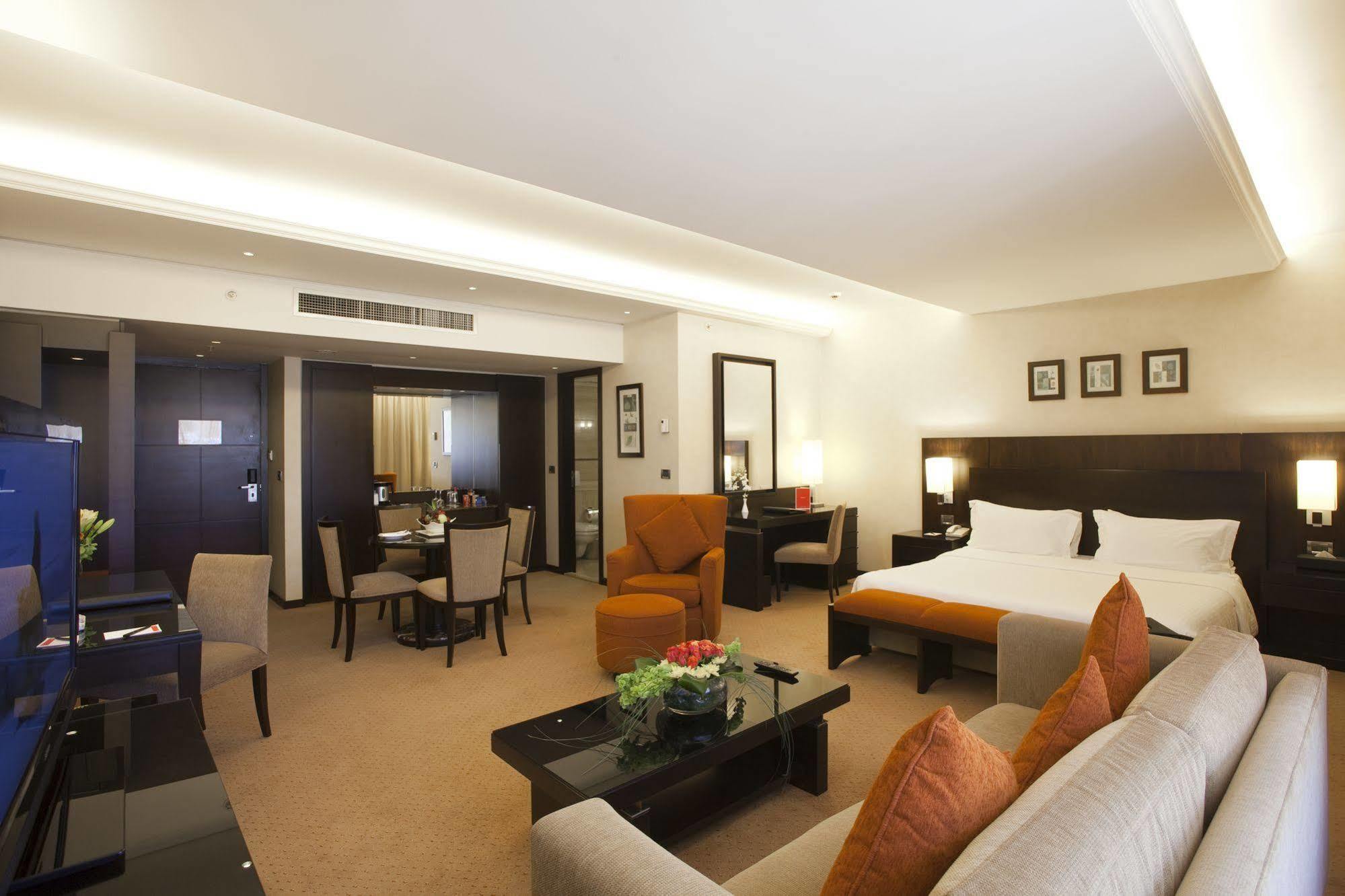 Ramada Plaza By Wyndham Beirut Raouche Hotel Buitenkant foto