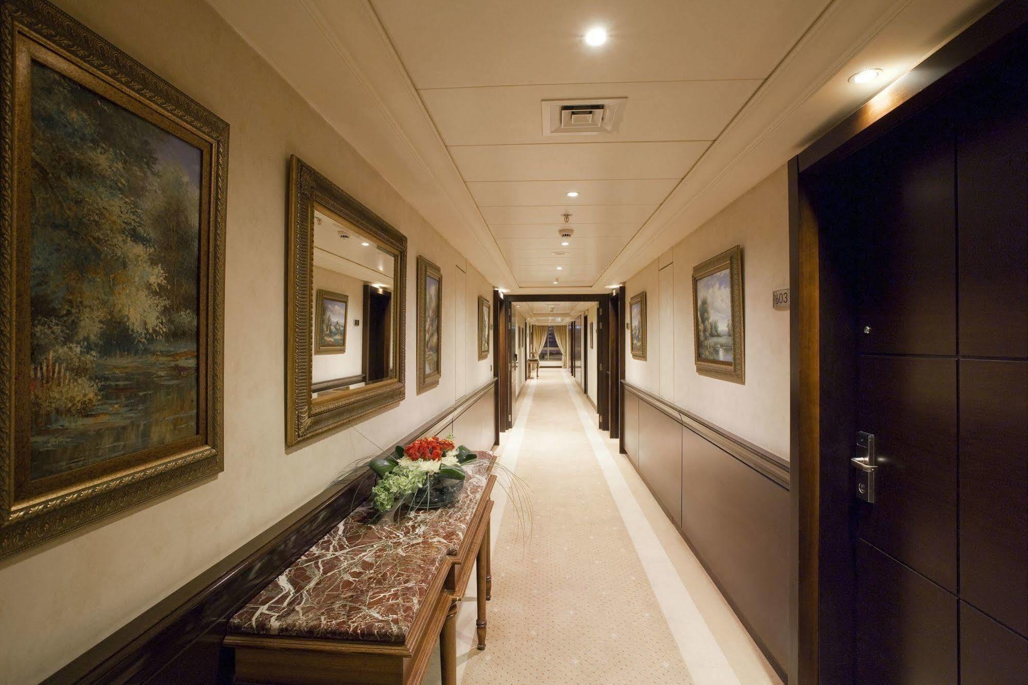 Ramada Plaza By Wyndham Beirut Raouche Hotel Buitenkant foto