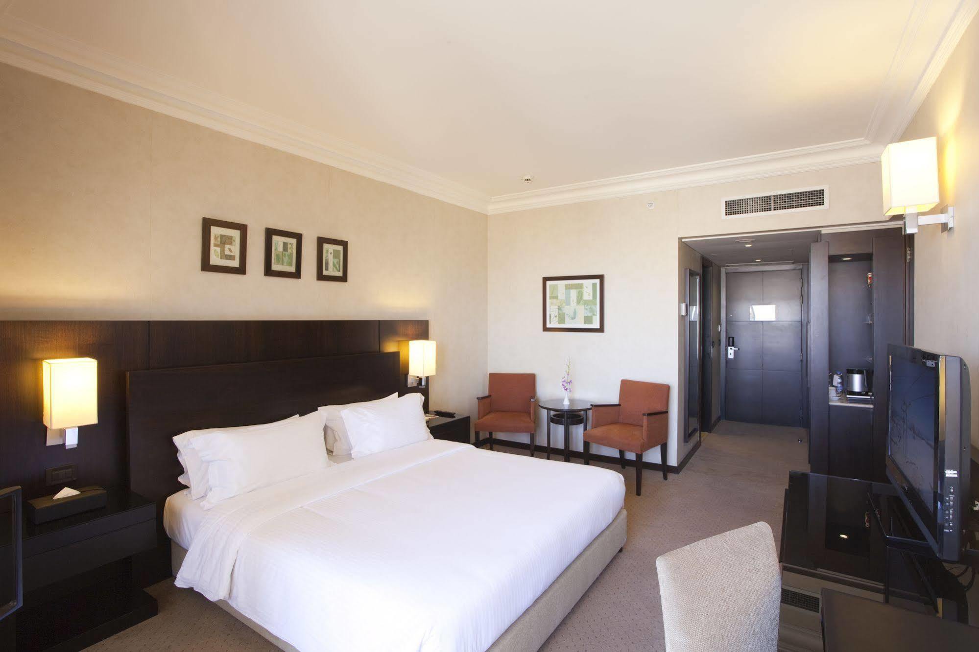 Ramada Plaza By Wyndham Beirut Raouche Hotel Buitenkant foto